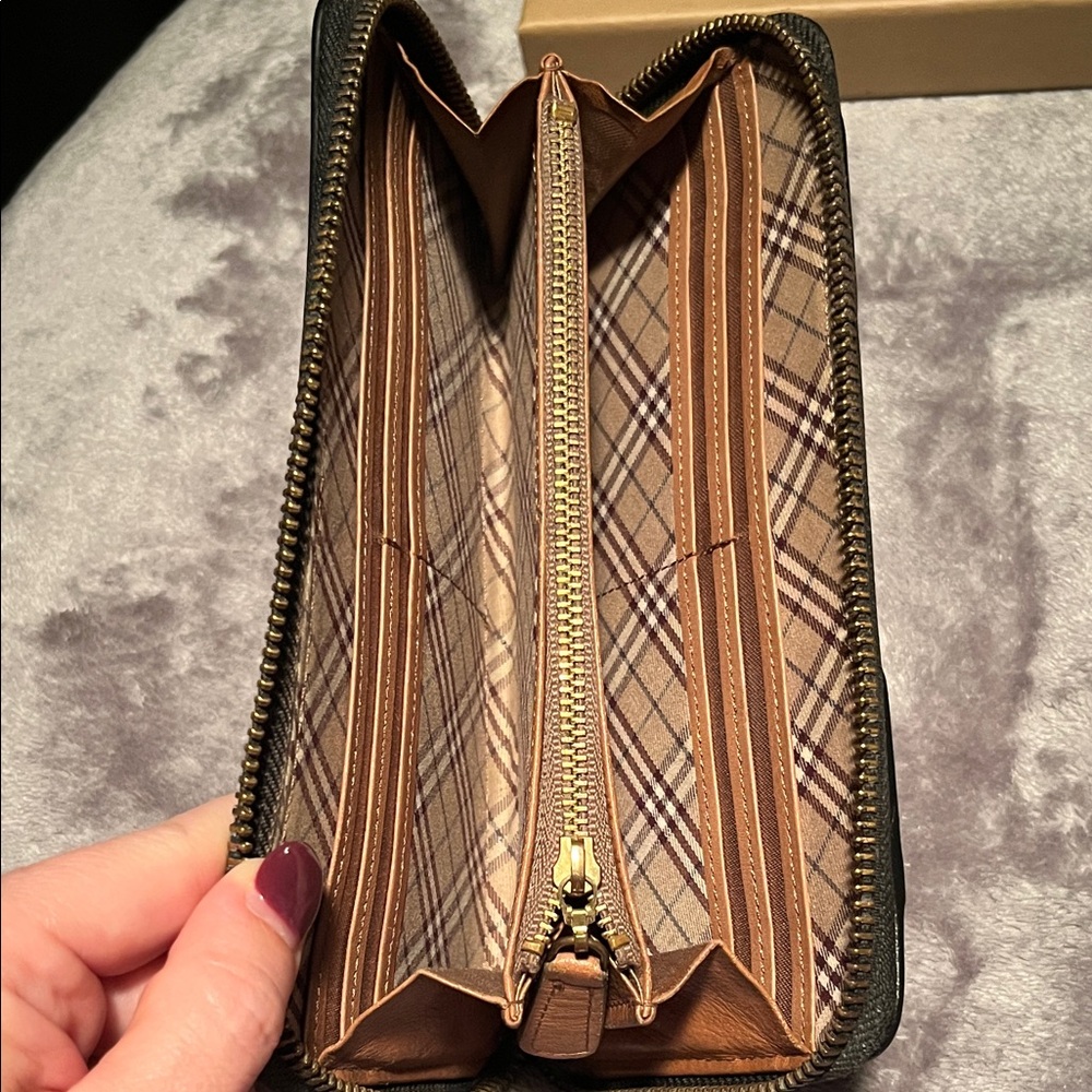 Vintage Burberry Blue Label, Black Leather Zip-Around Long Wallet - Picture 11 of 16